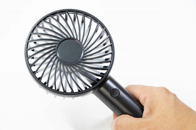 なぜ扇風機の前で「あー」と叫びたくなるのか?――人類の代々引き継がれる習慣が愛おしい理由