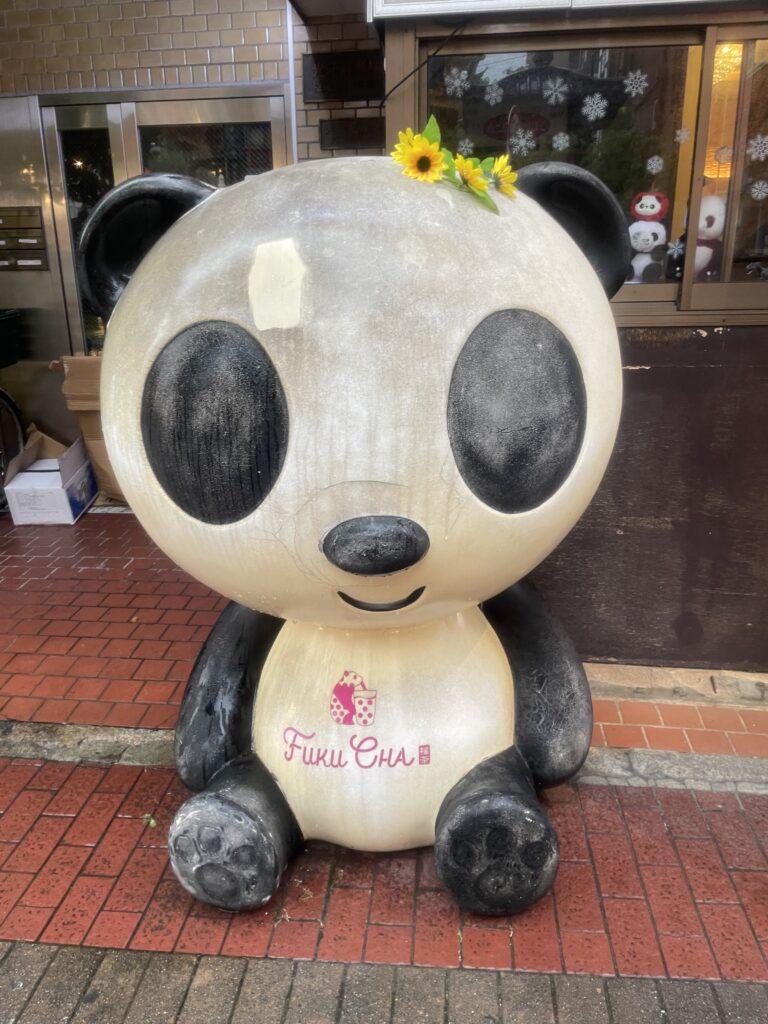 巨大パンダの置物。あいにくこの日はお店は閉まっていた