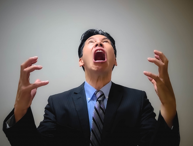 なぜ“思い出し恥ずかしさ”は突然くるのか？｜脳が勝手に再生する黒歴史の仕組み