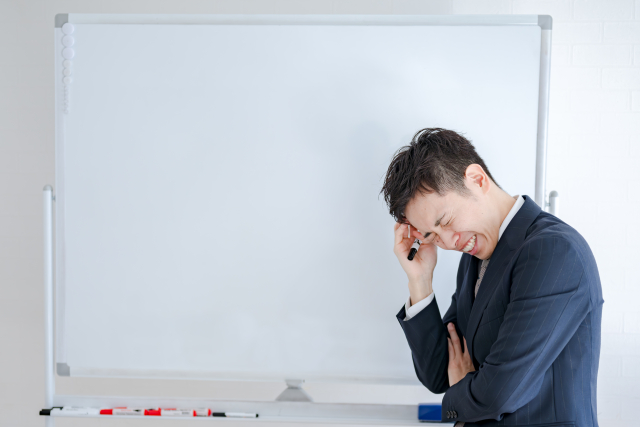 なぜ“思い出し恥ずかしさ”は突然くるのか？｜脳が勝手に再生する黒歴史の仕組み