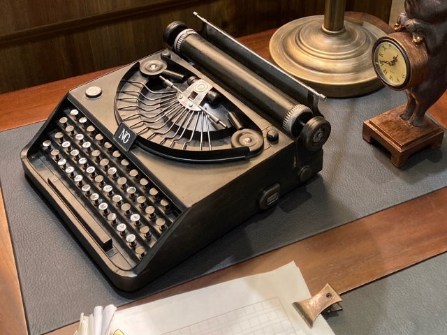 【消えた職業】タイピストとは?昭和女性に人気だった理由と今の働き方に通じる美学