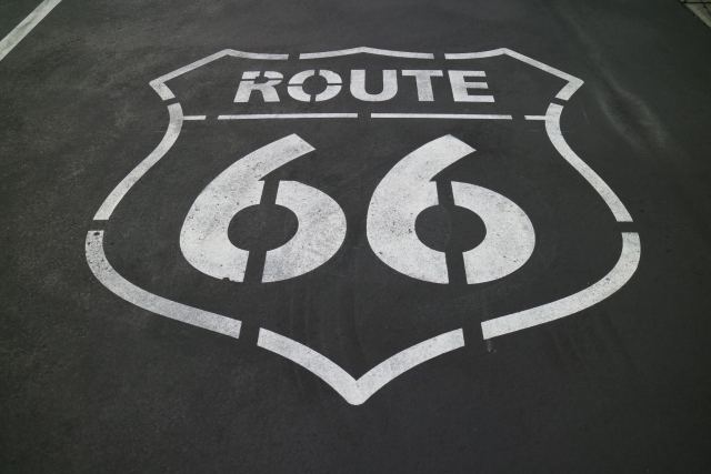 ディズニー&ピクサー映画『カーズ』感想|都会に憧れたスピード狂が、“誰も見てない町”で人生を変えるまで【Disney】