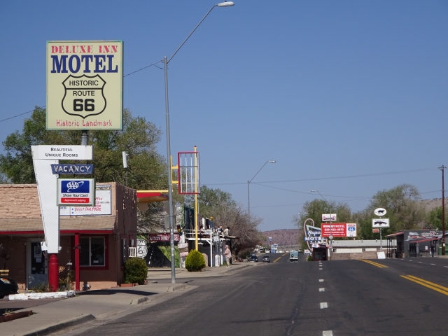 ディズニー&ピクサー映画『カーズ』感想|都会に憧れたスピード狂が、“誰も見てない町”で人生を変えるまで【Disney】