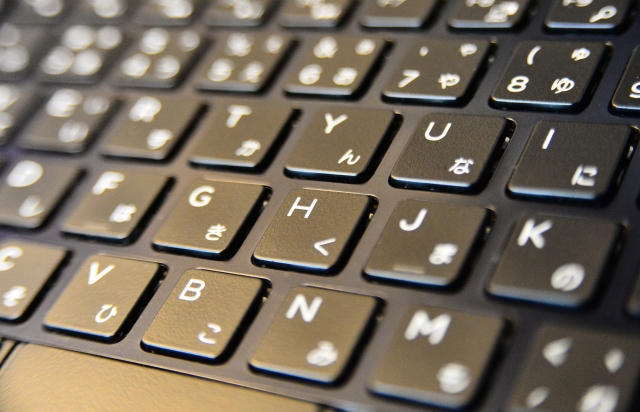【衝撃】キーボードはなぜABC順じゃない?QWERTY配列の謎をわかりやすく解説!