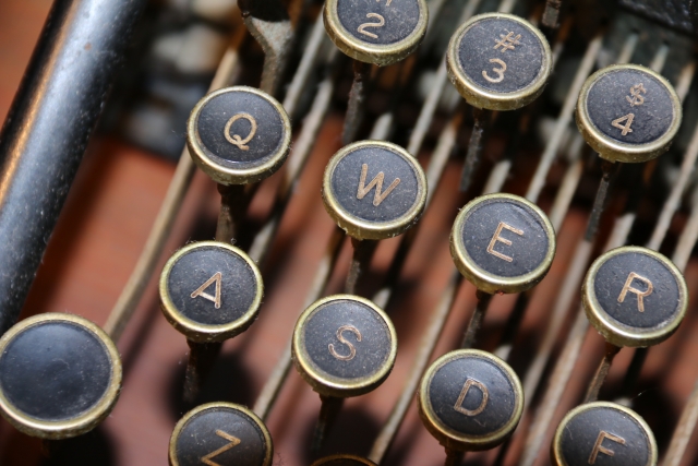 【消えた職業】タイピストとは?昭和女性に人気だった理由と今の働き方に通じる美学