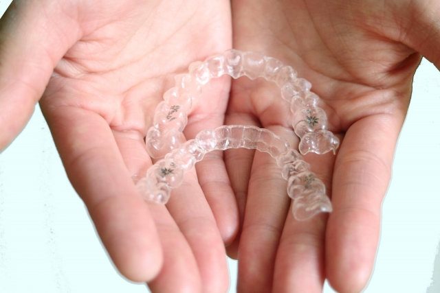 矯正の歴史|古代エジプトのミイラ金ワイヤーからインビザラインまで人類は歯並びに何を求めたか?