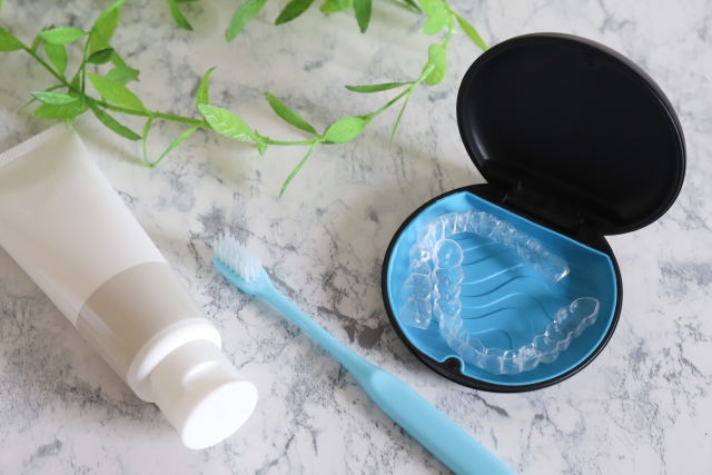 【矯正中の激痛フェーズ突入】インビザライン26・27枚目レポ｜前歯が動くとどうなる？痛み・変化・注意点まとめ