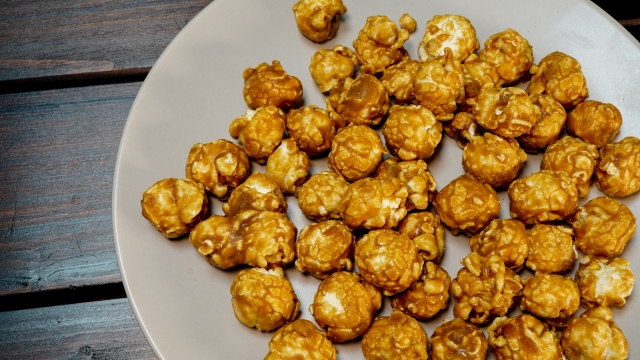 映画館のポップコーンの歴史｜なぜ定番になった？禁止されていた時代と驚異の利益率80％超えの裏側