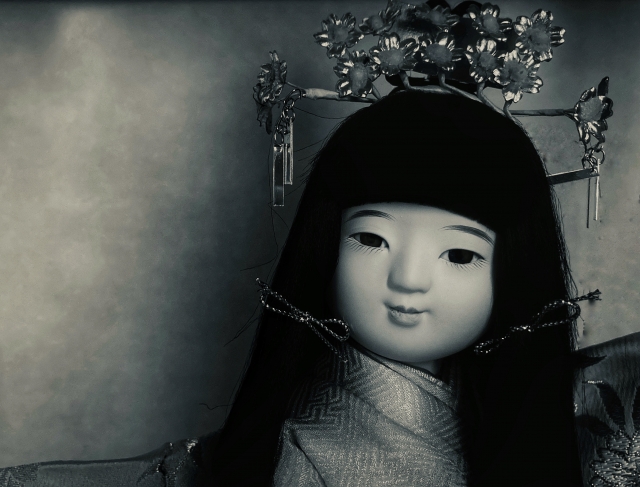 日本人形はいつから怖い存在になったのか｜髪が伸びる市松人形と子どもが恐れた理由